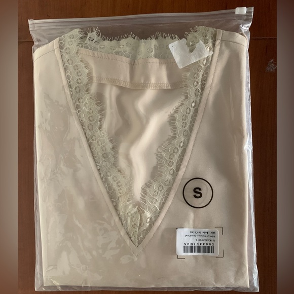 Short sleeve Lace V-neck Size Small *NEW* - Picture 2 of 7